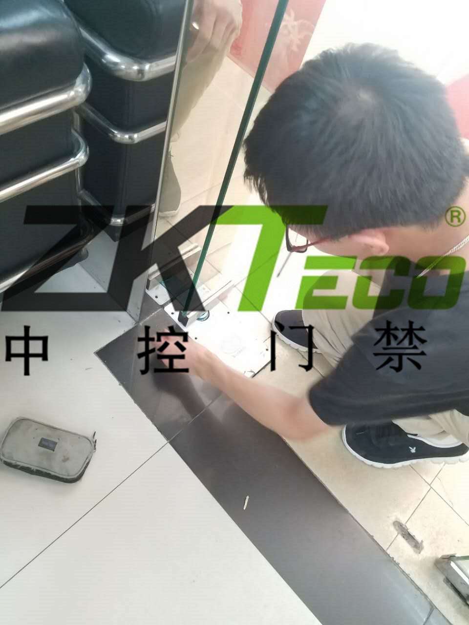 中控門禁公司在越秀區(qū)更換玻璃門彈簧，調(diào)維修玻璃門